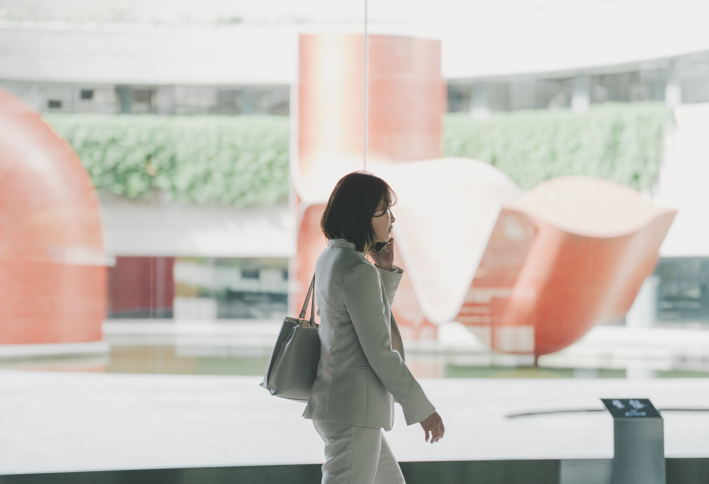 電話をしている様子