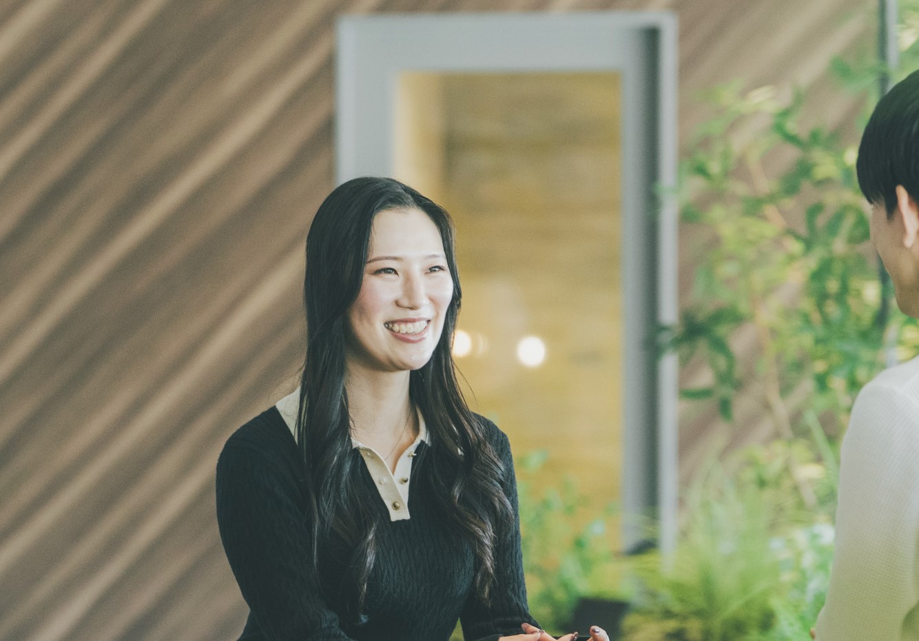 笑顔で同僚と話している様子