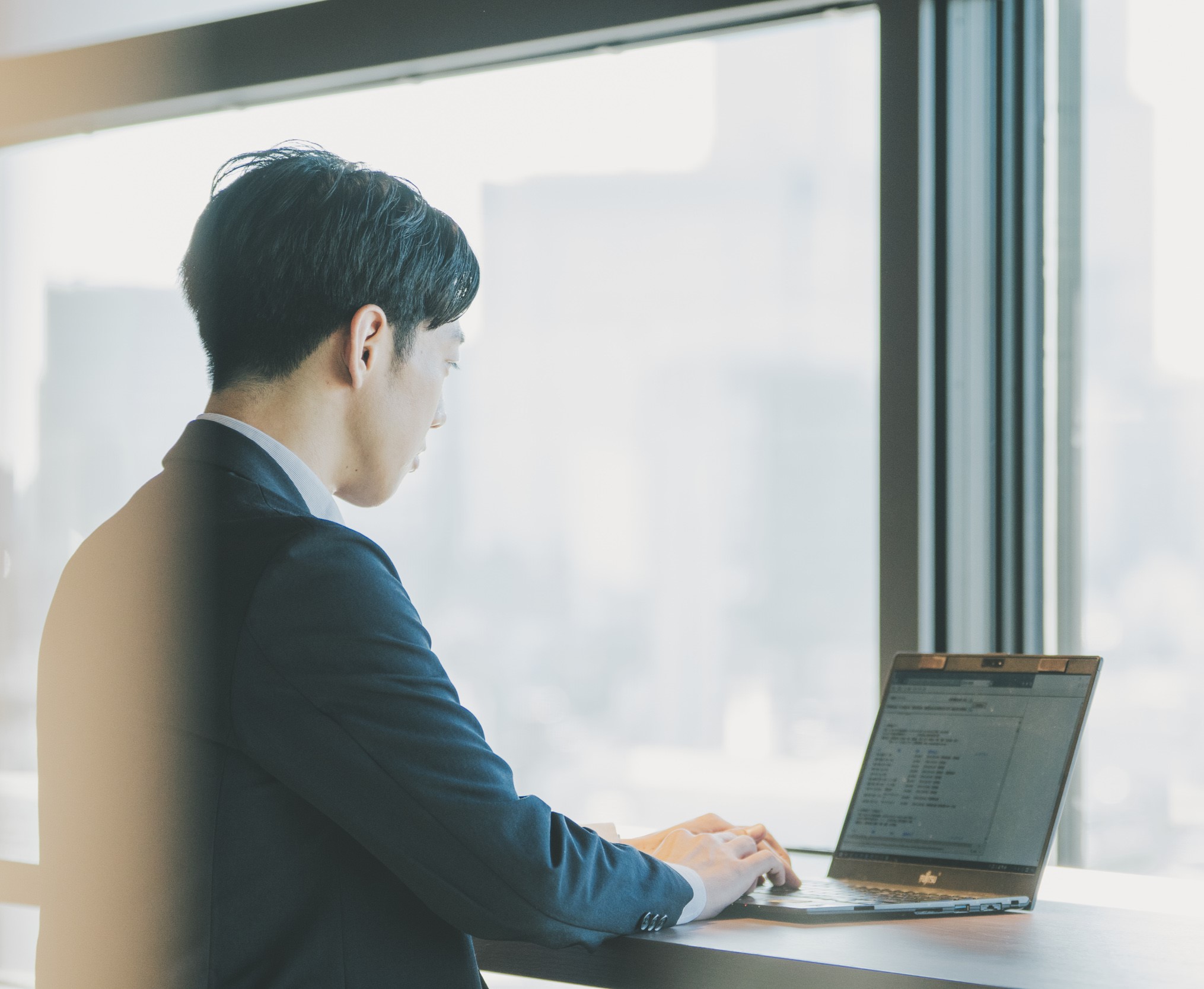 パソコンで仕事をしている様子