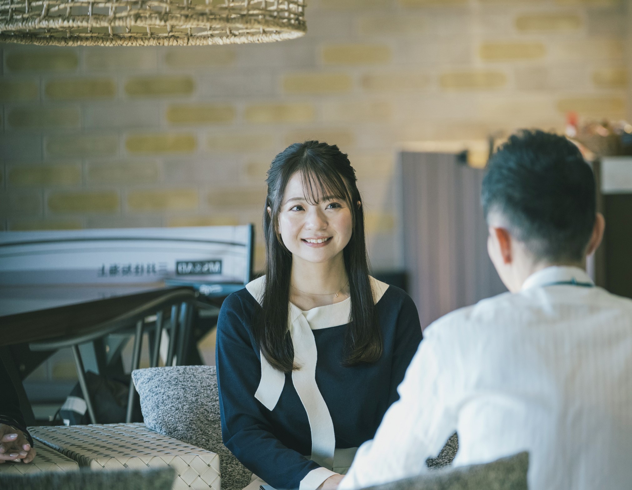 同僚と話している様子