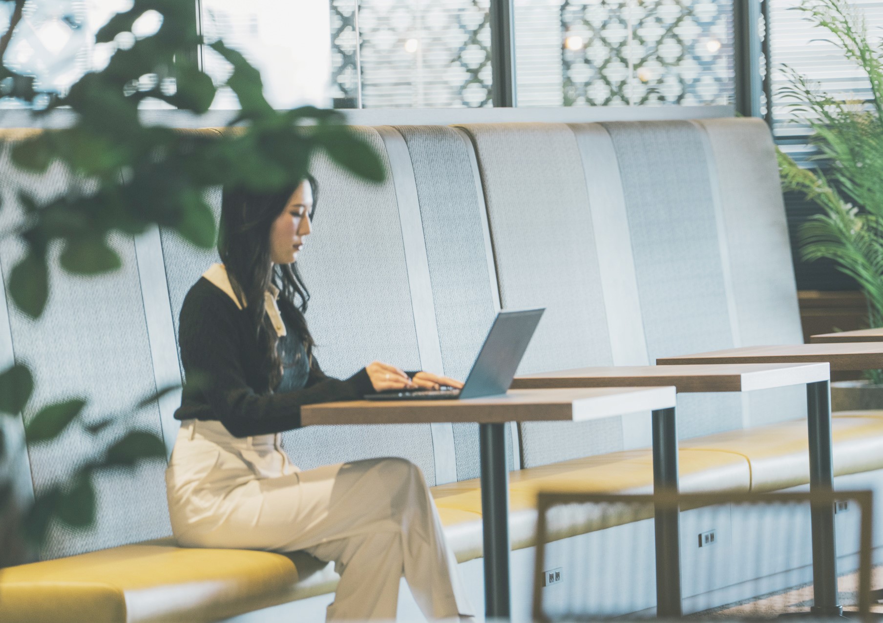 パソコンで作業をしている様子