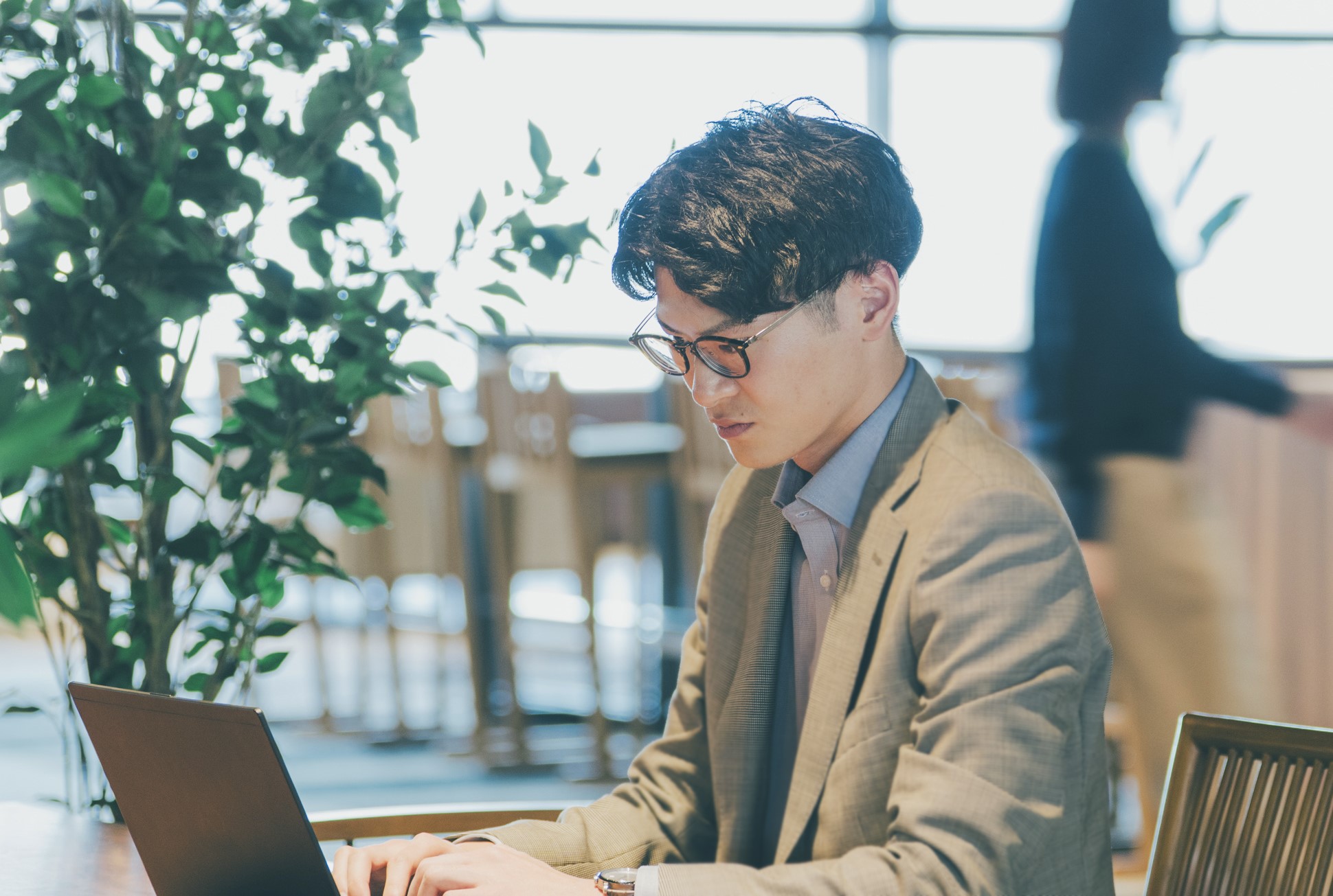 お客さまからのお礼を読んでいる様子