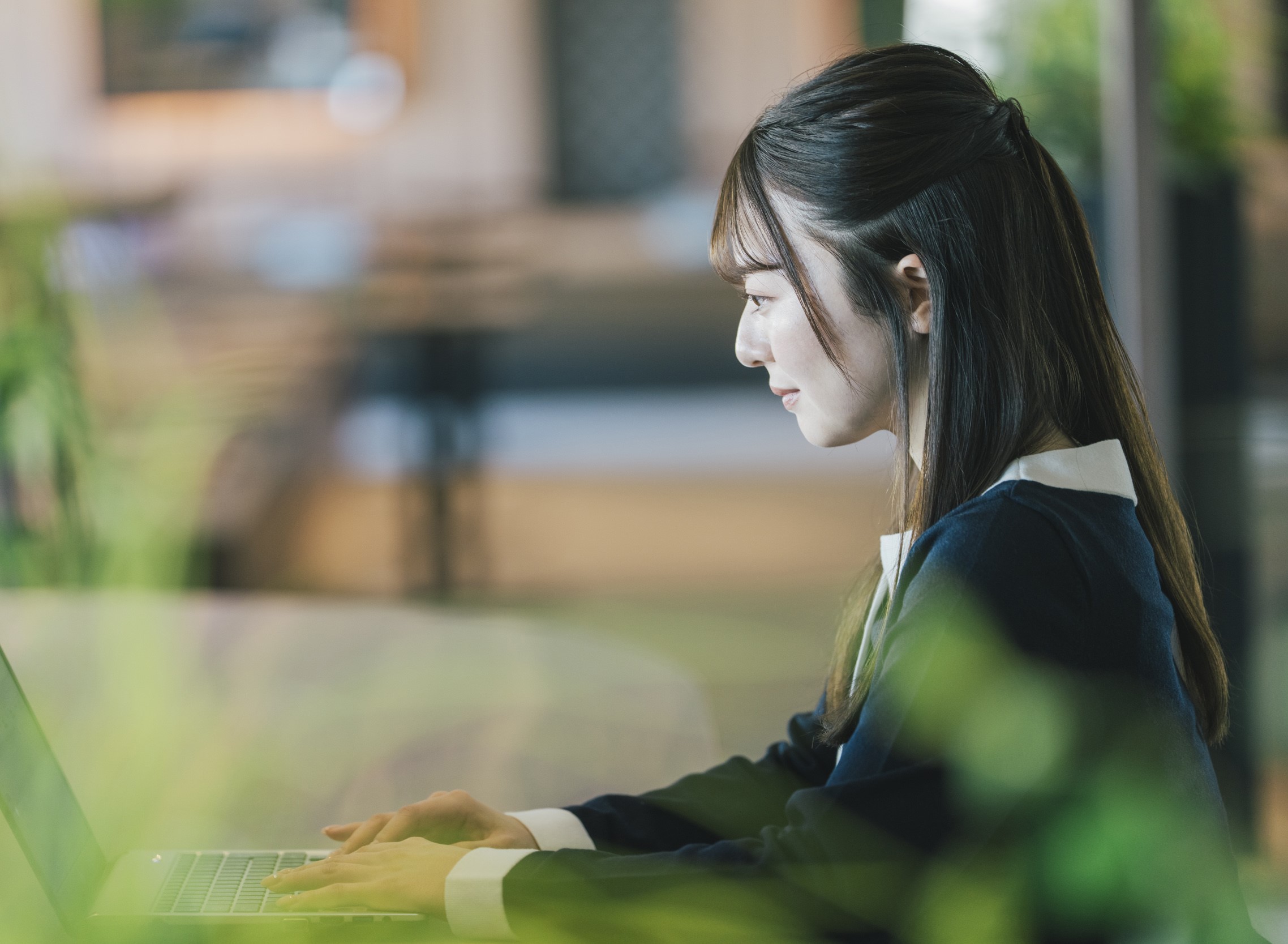 パソコンで仕事をしている様子