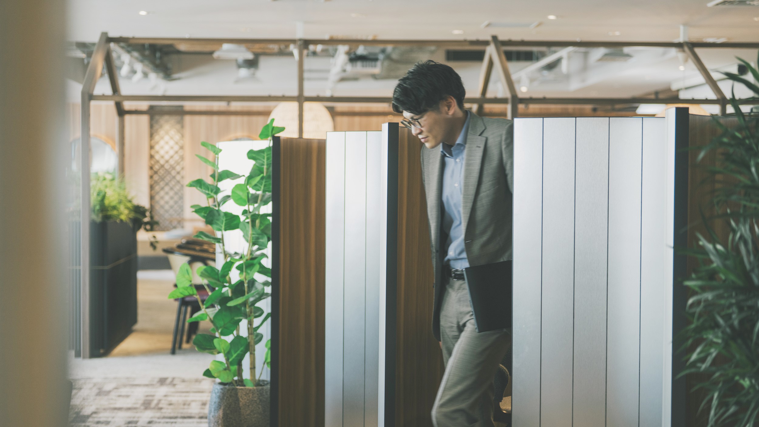 デスクから立ち上がる様子