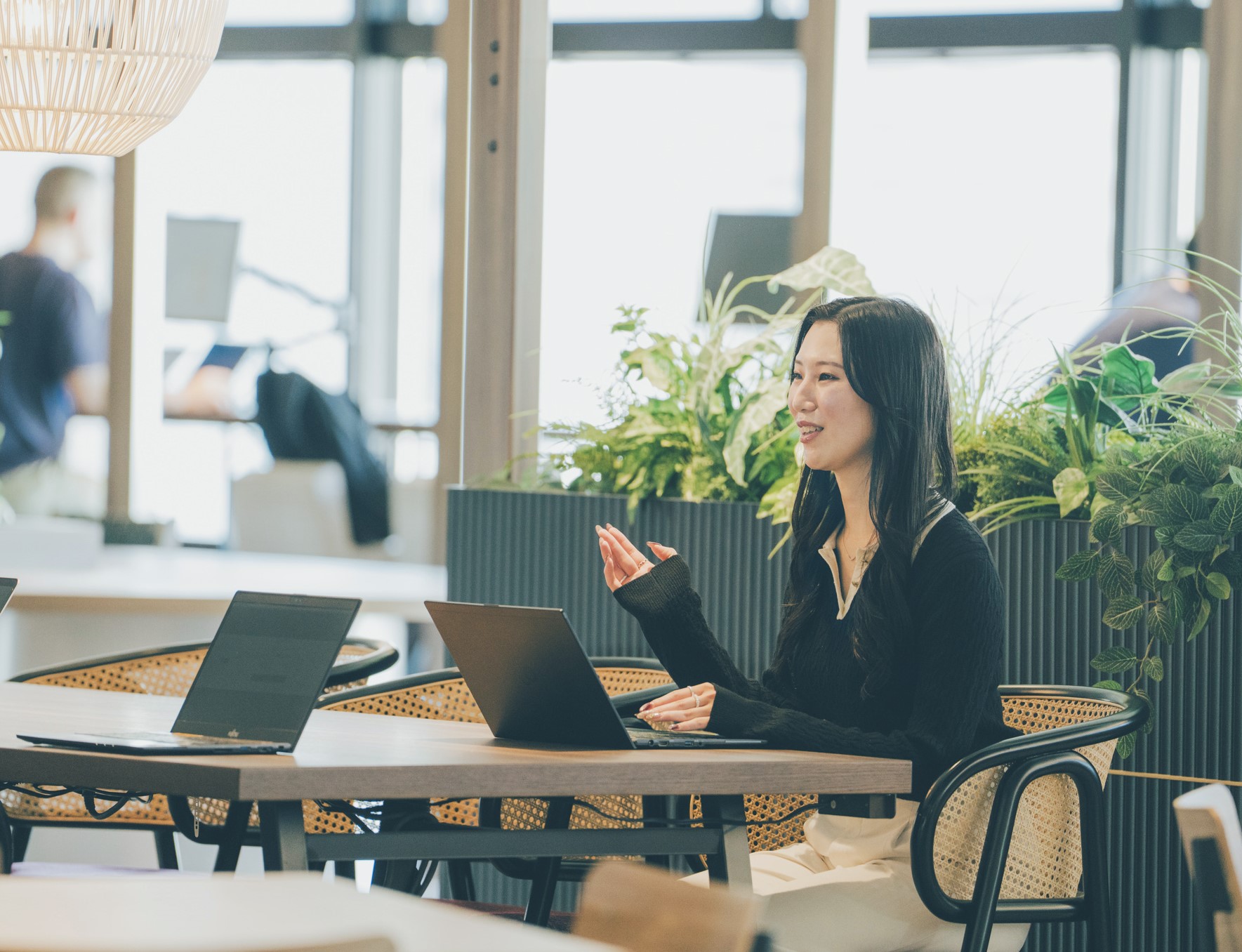 同僚と話している様子