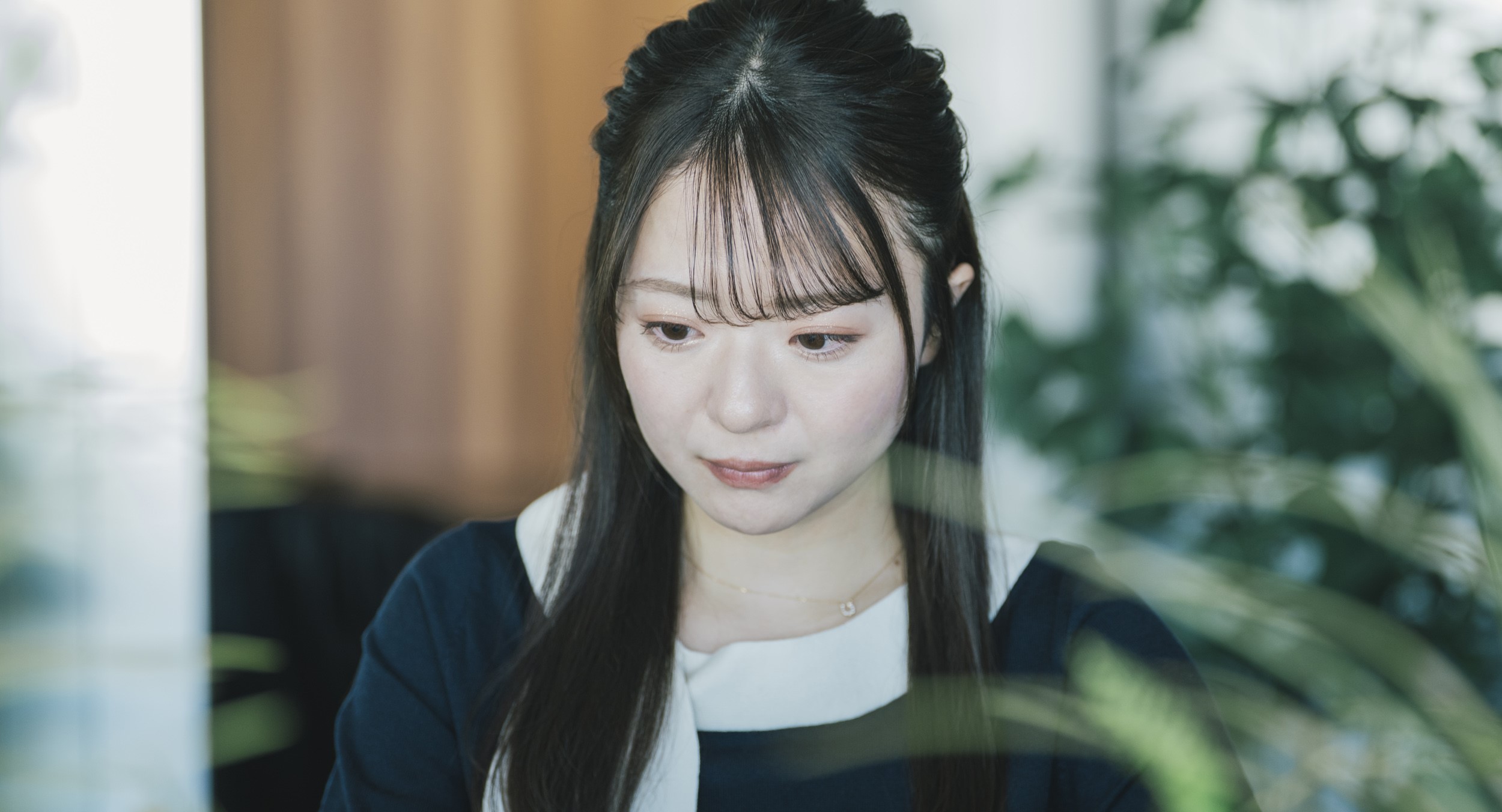 何かを考えている様子