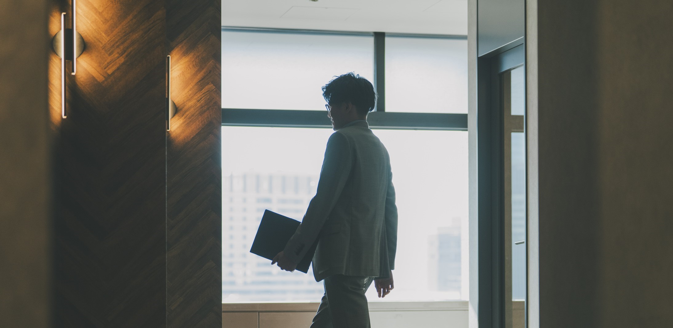 オフィスを歩いている様子