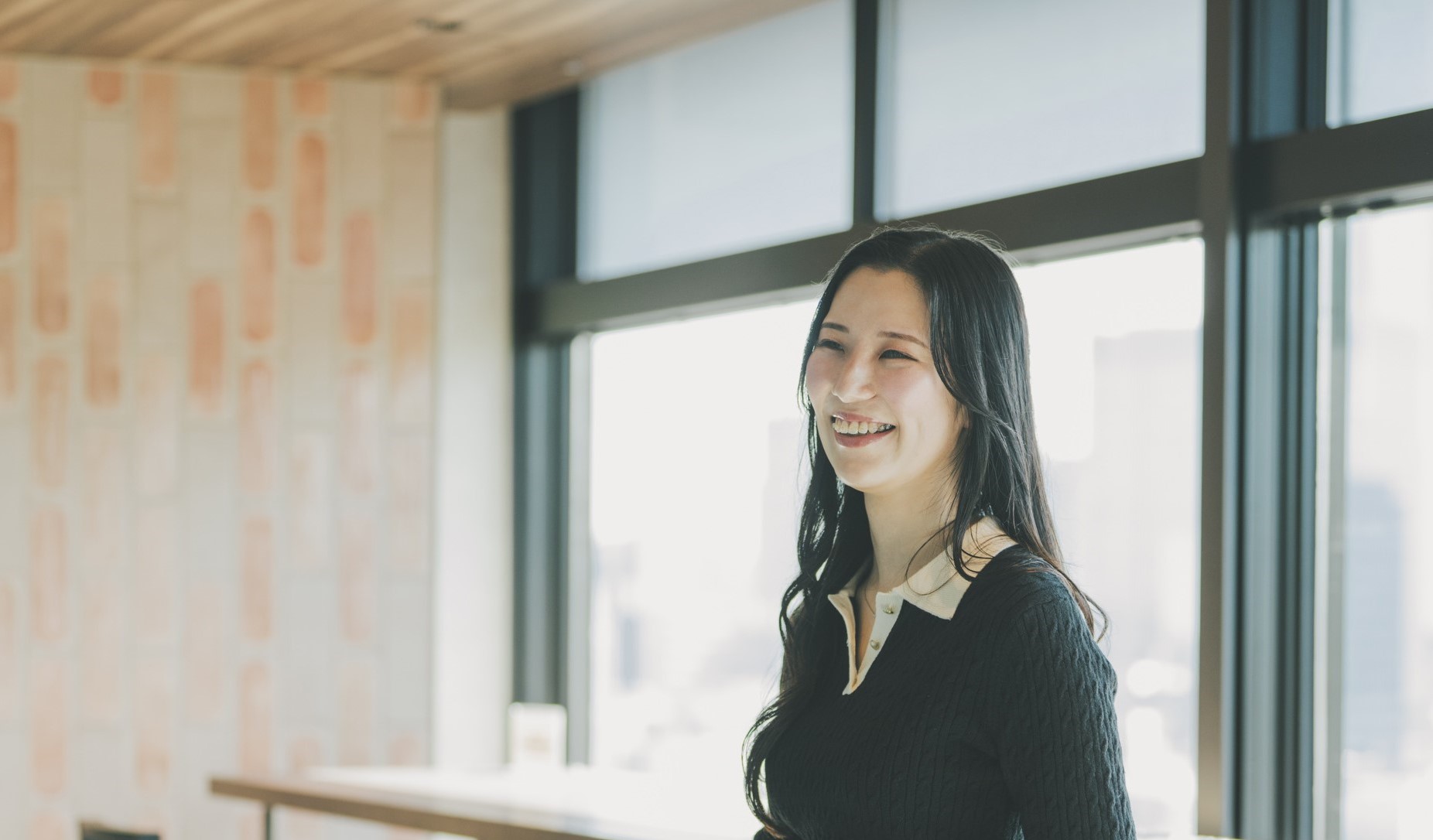 立って話している様子