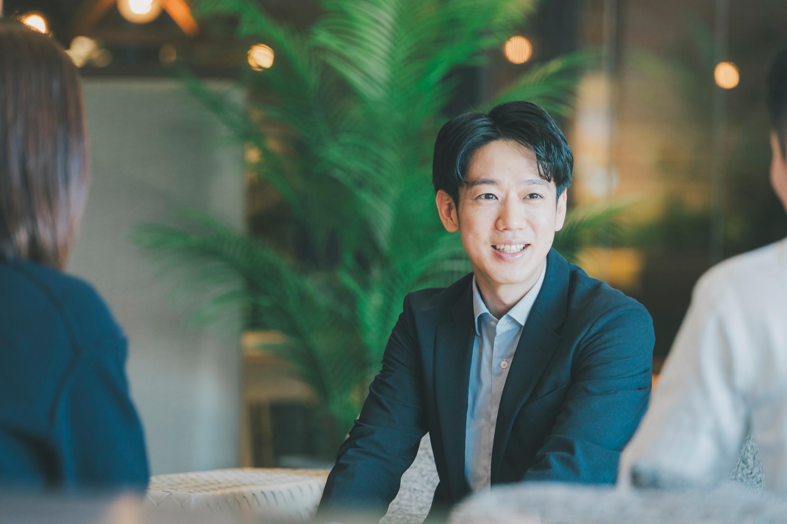 同僚と話している様子