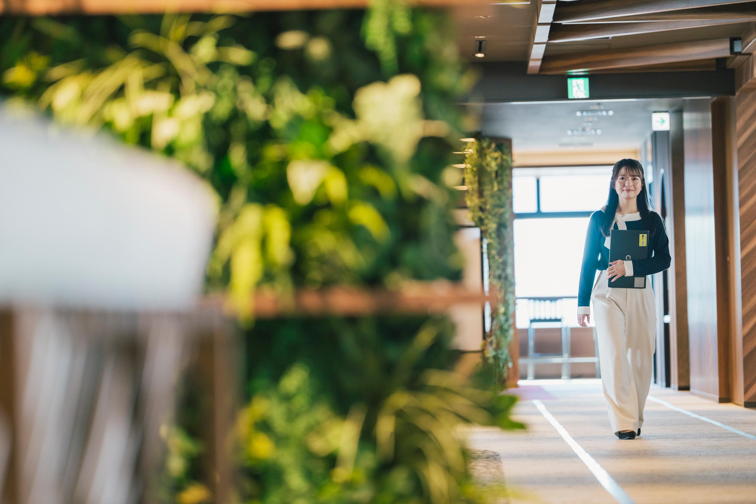 オフィスを歩いている様子