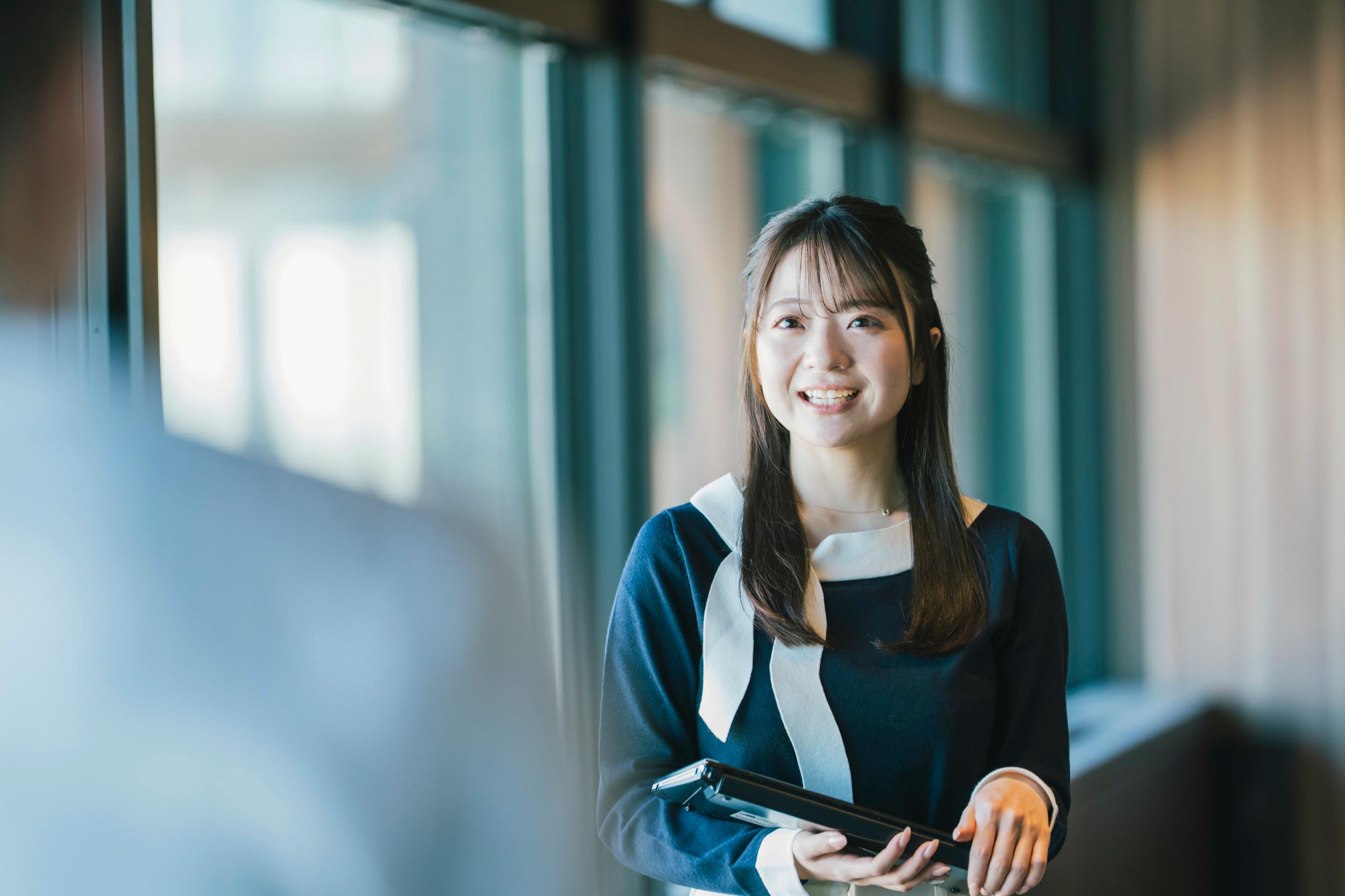 先輩に挨拶をする様子