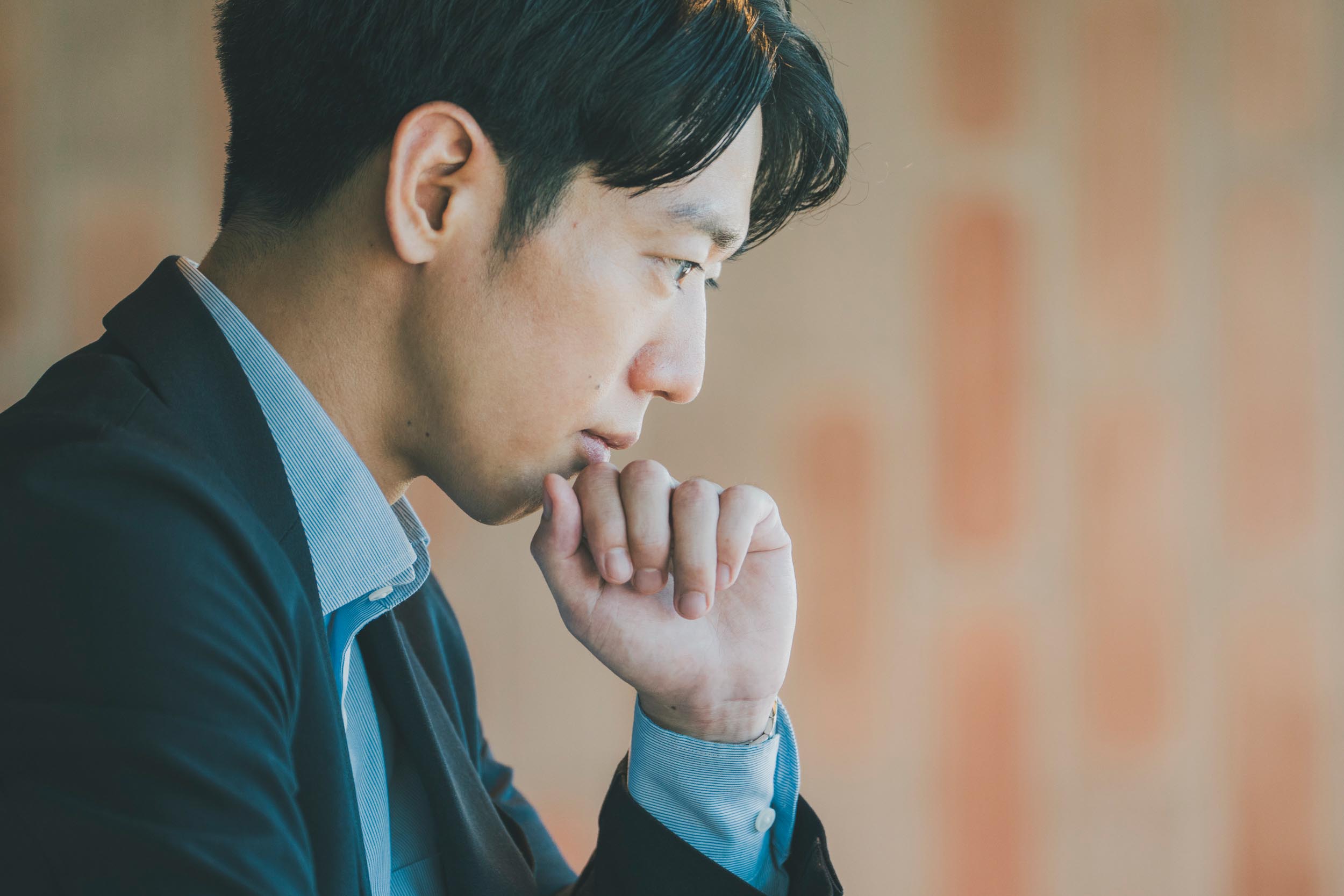 深く考えている様子