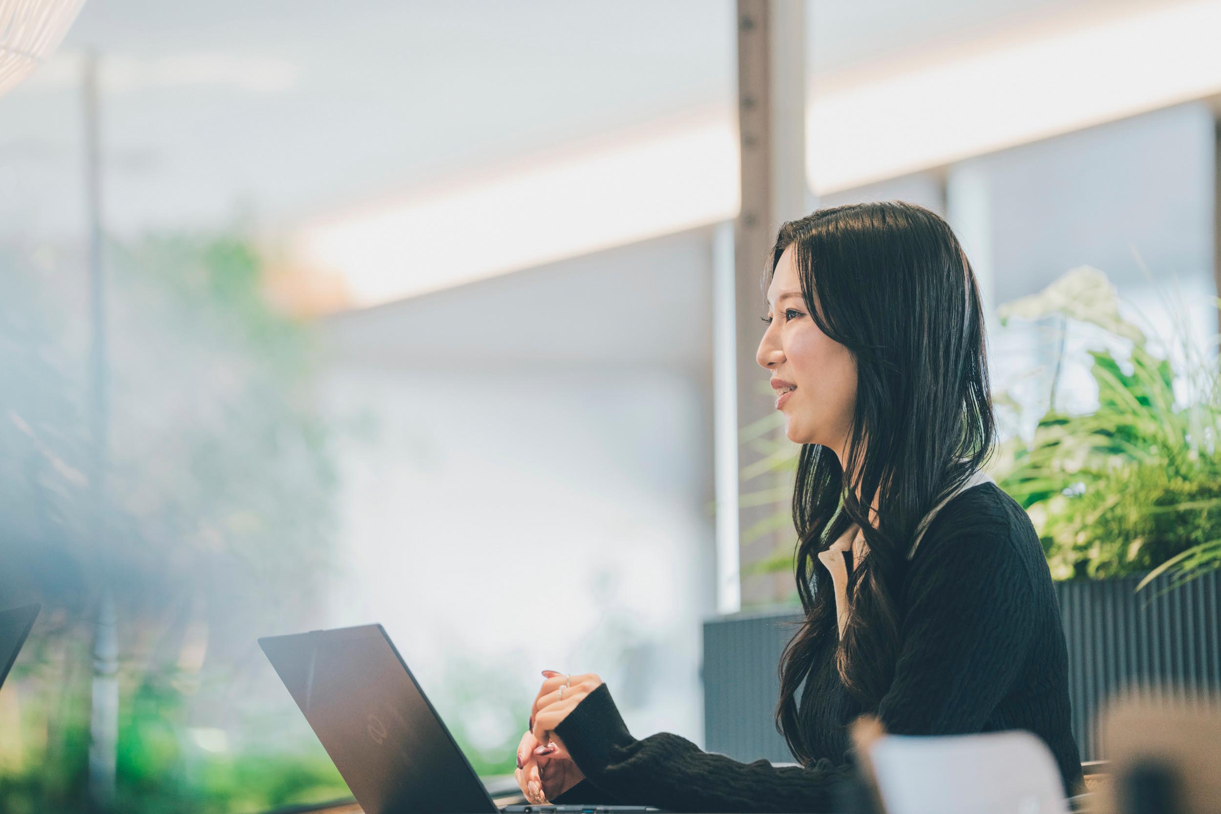 所属する部署のことを話している様子