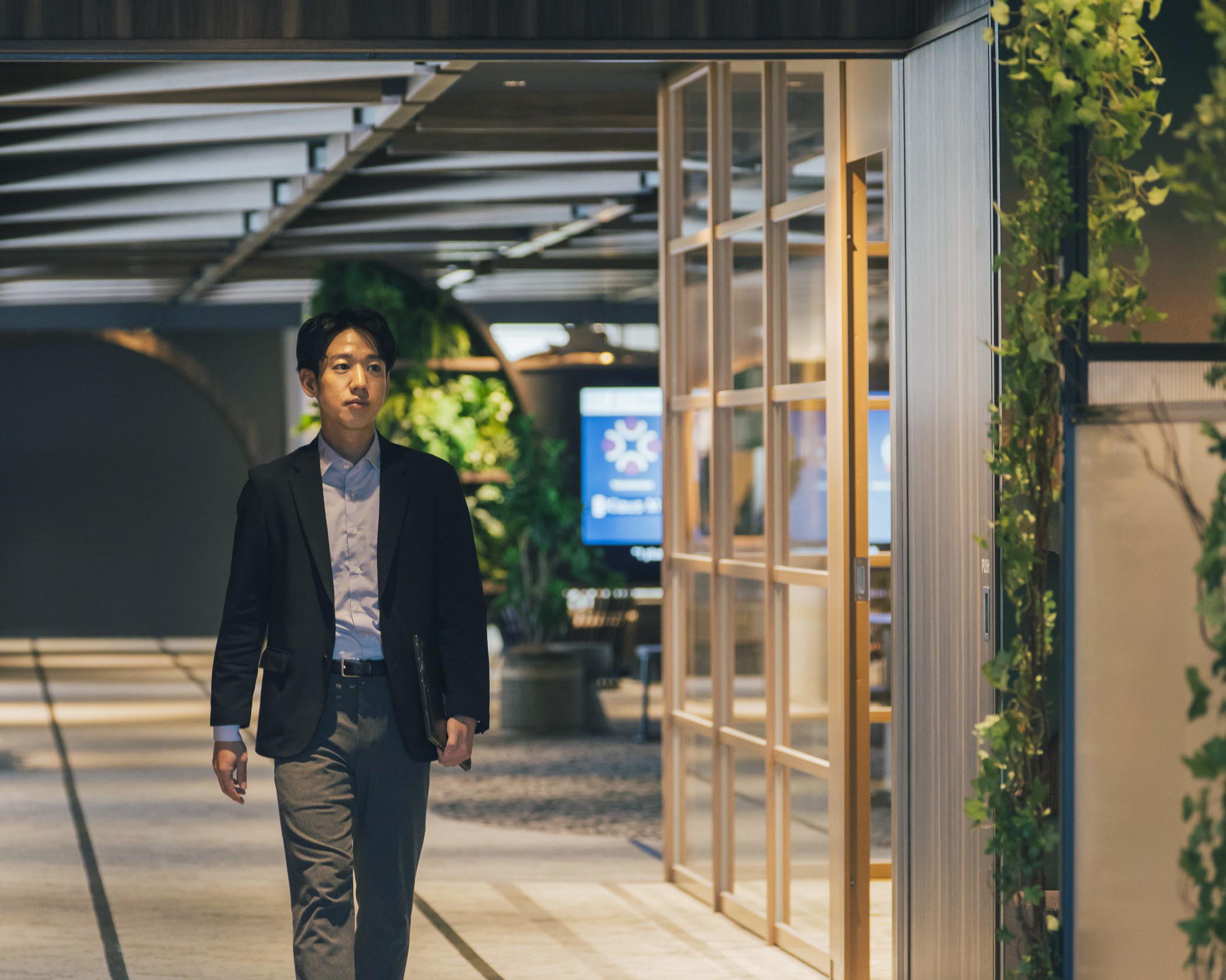 オフィスを歩いている様子