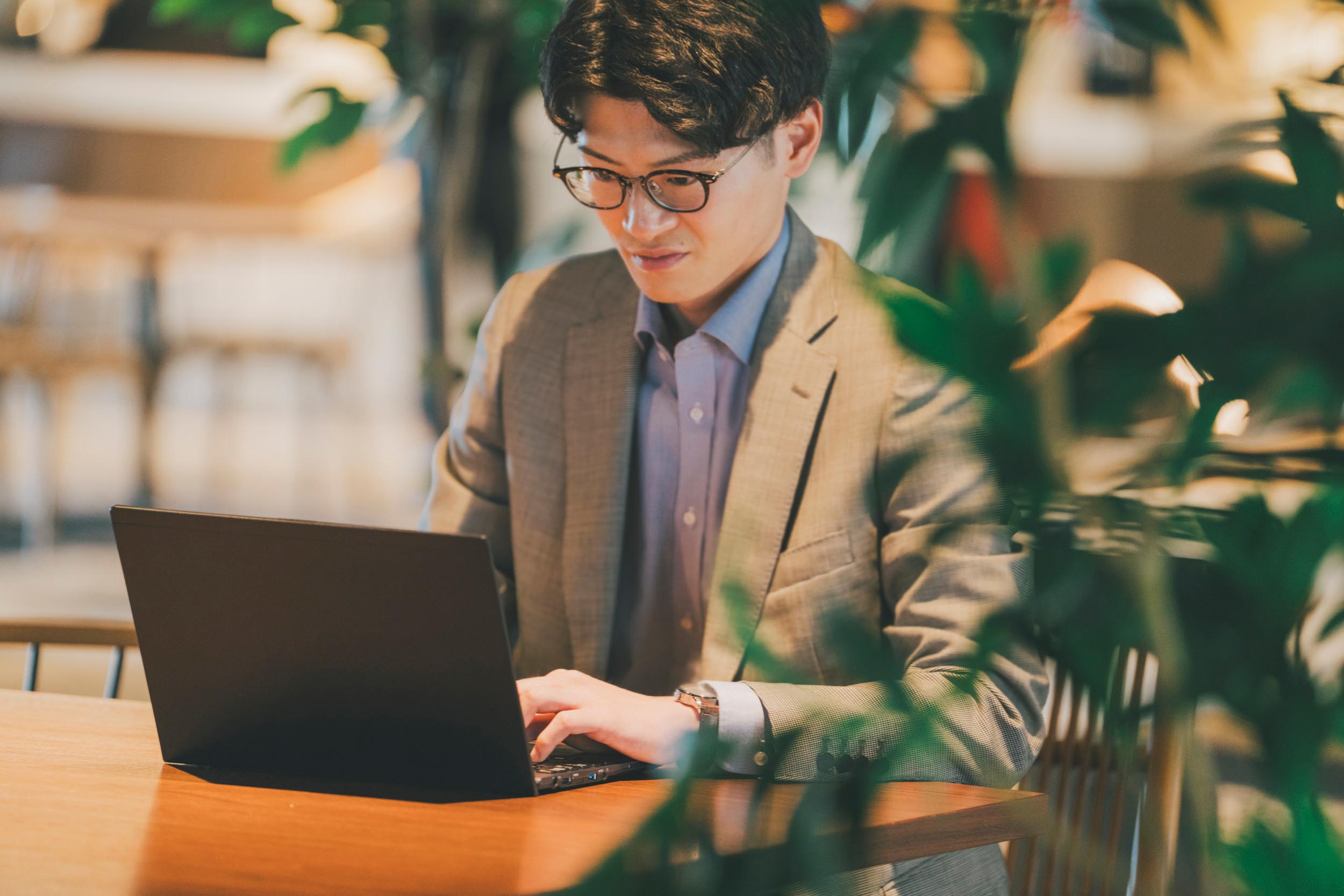 パソコンで仕事をしている様子