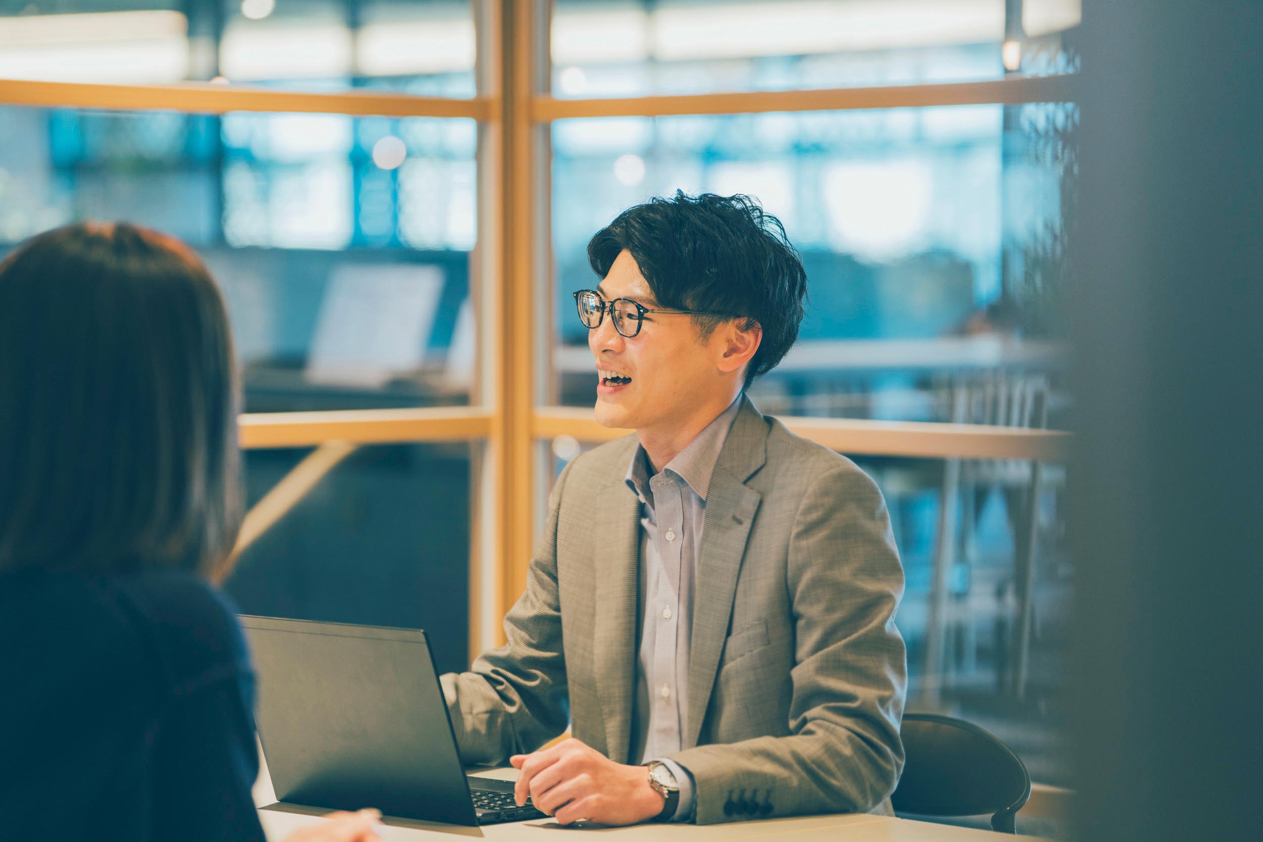 笑顔で話している様子