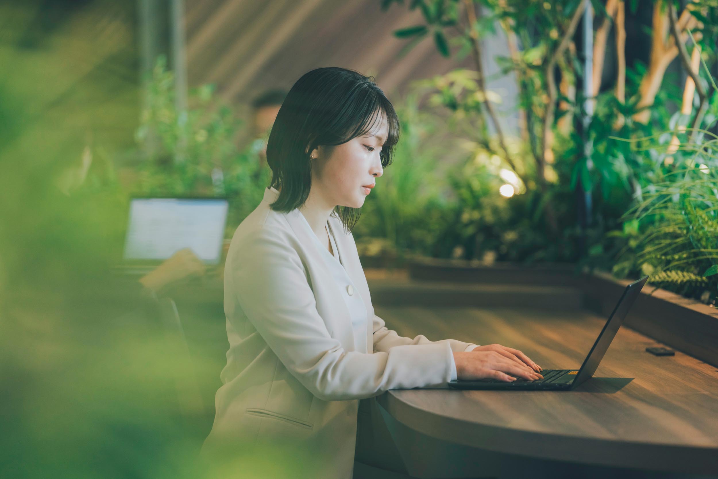 パソコンで作業している様子