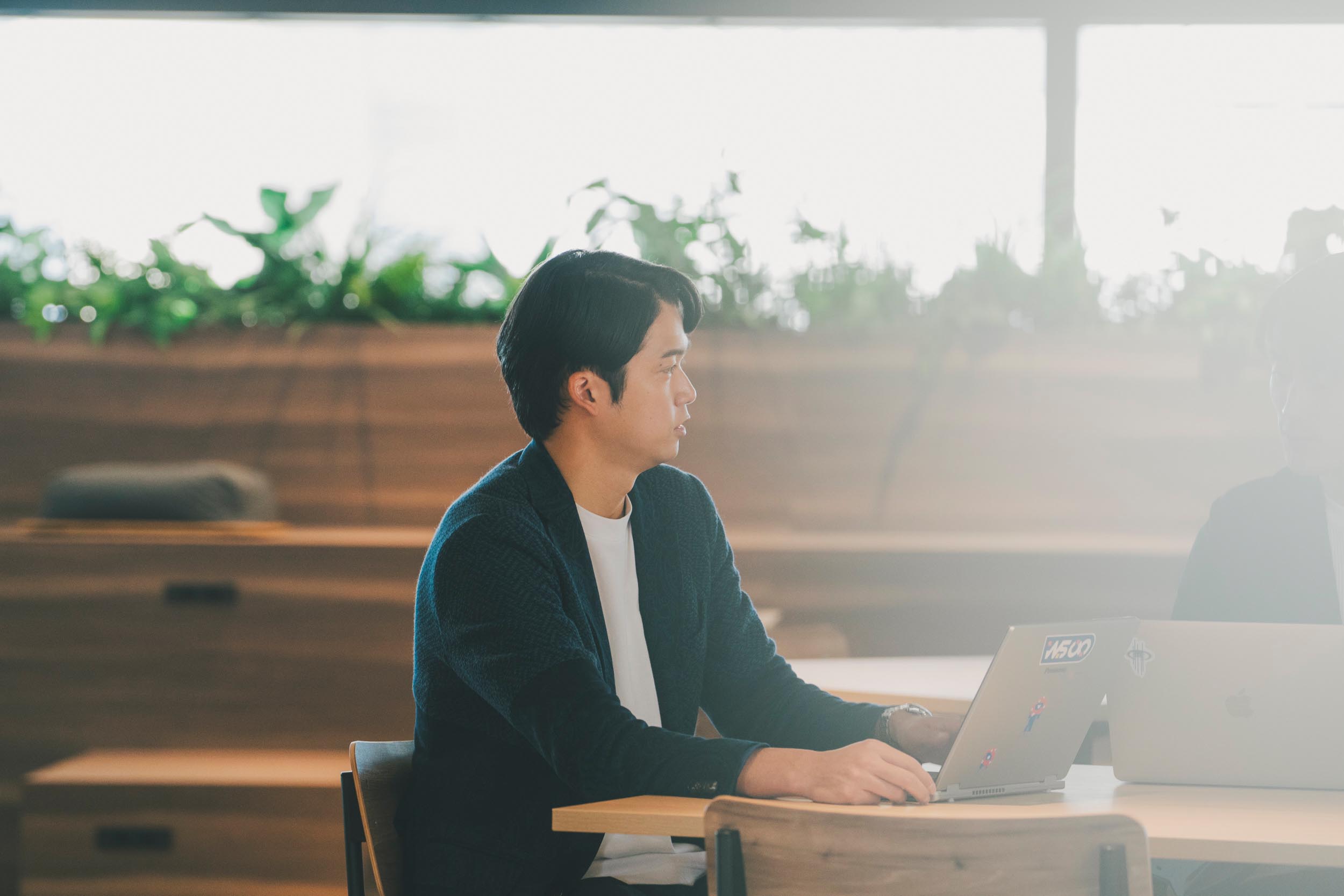 同僚と話している様子