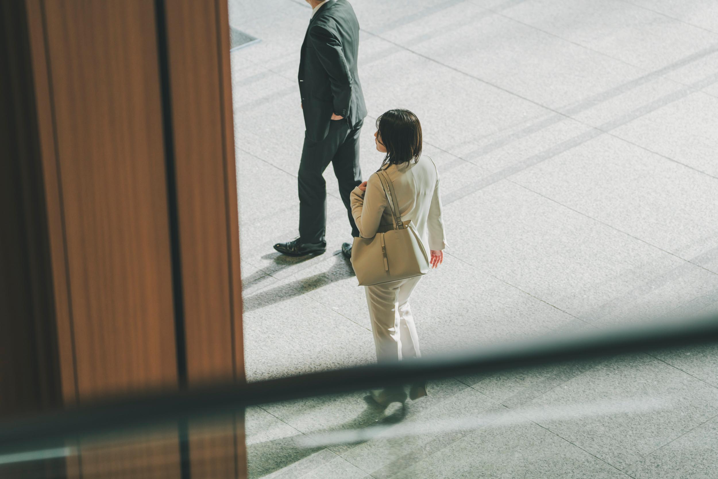 オフィスを歩いている様子