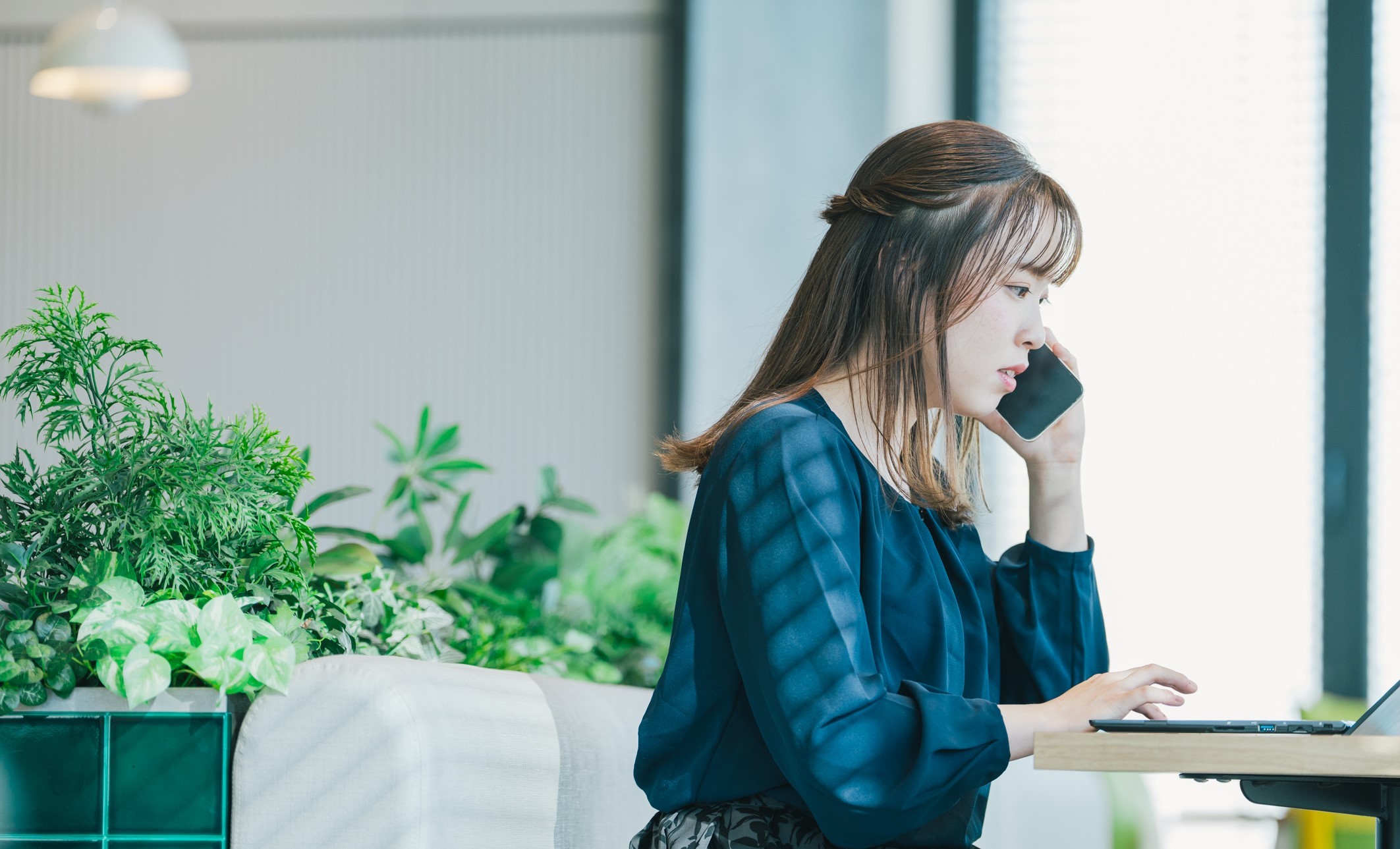 電話をしている様子