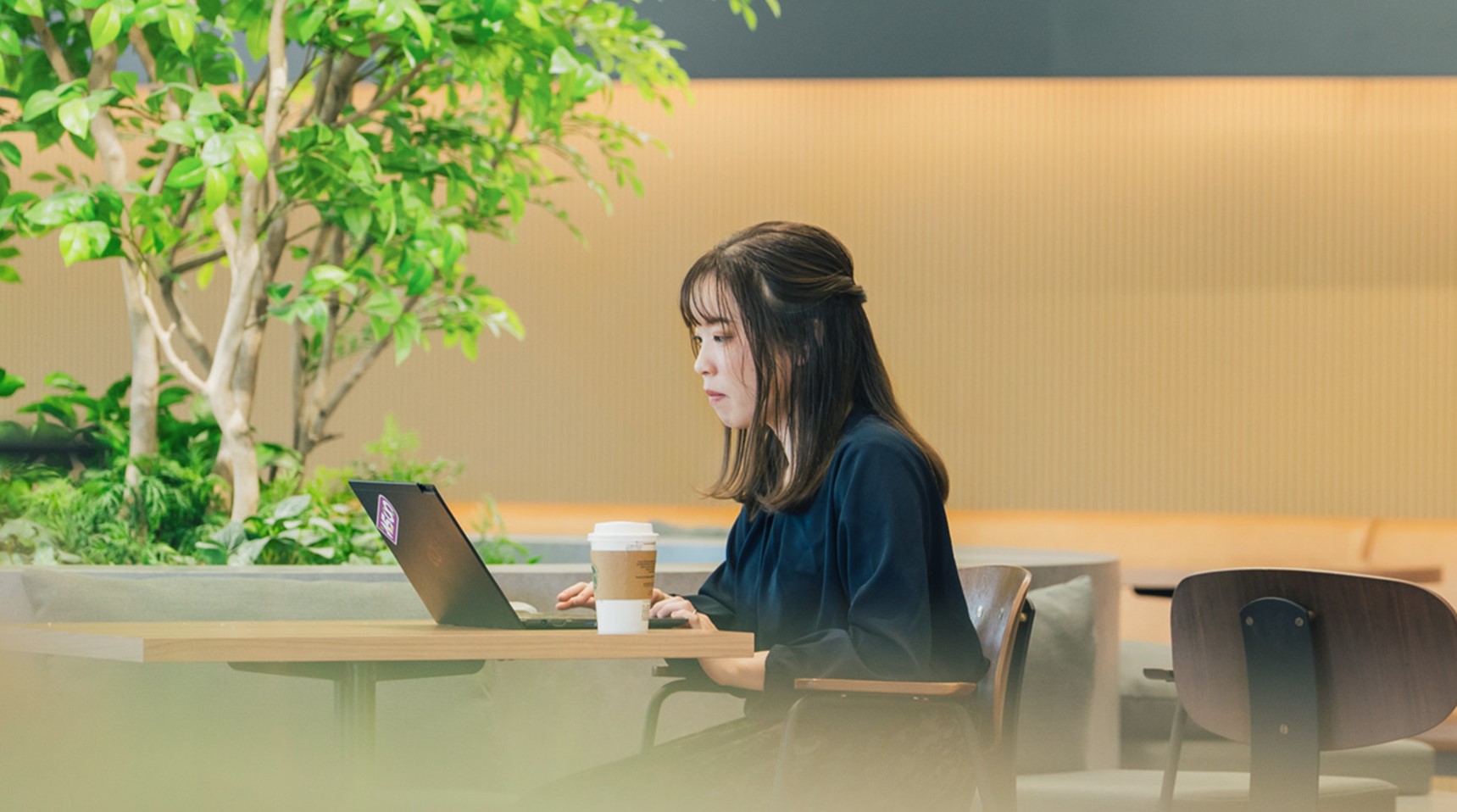 コーヒーを飲みながら仕事をする様子