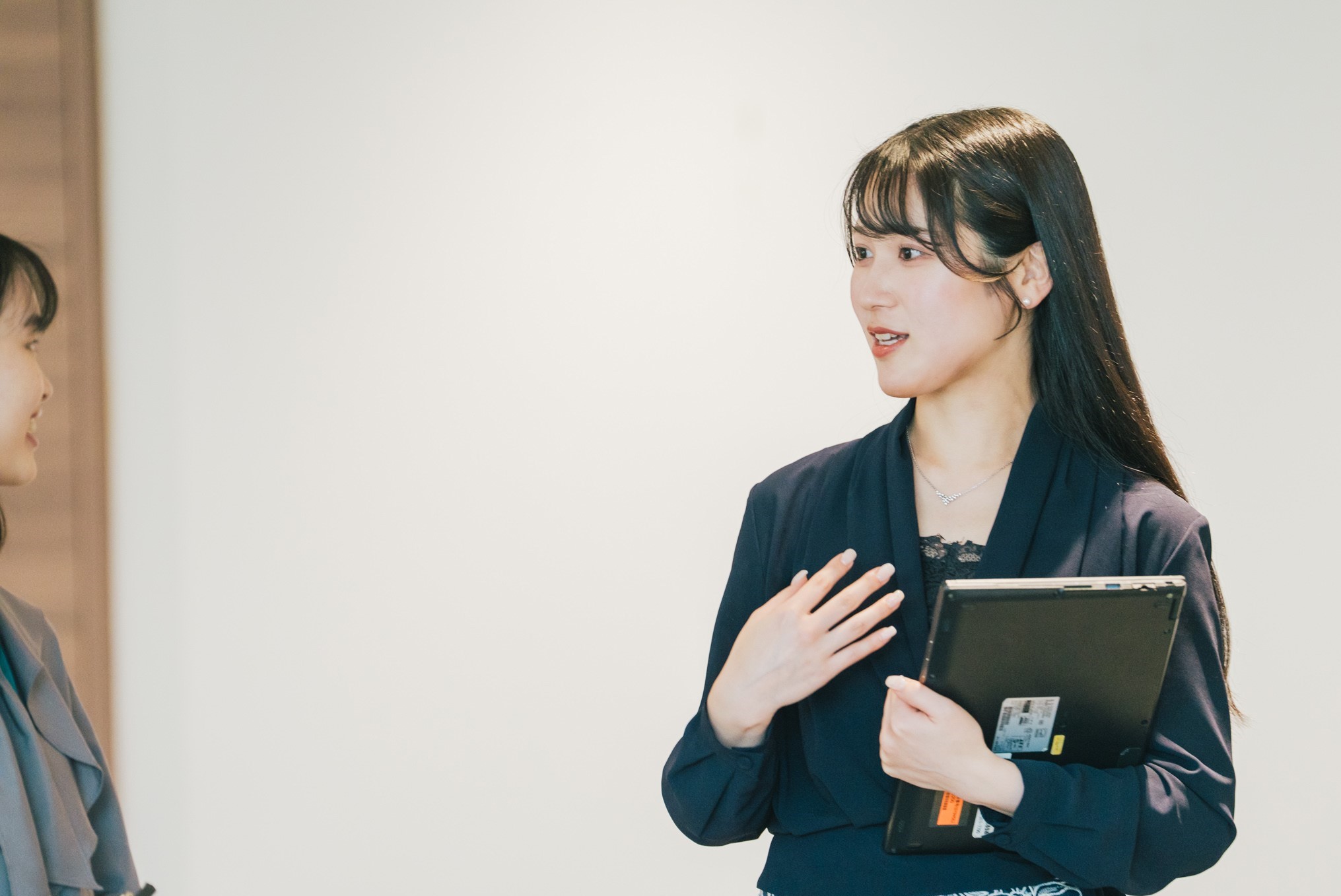 同僚と会話をしている様子