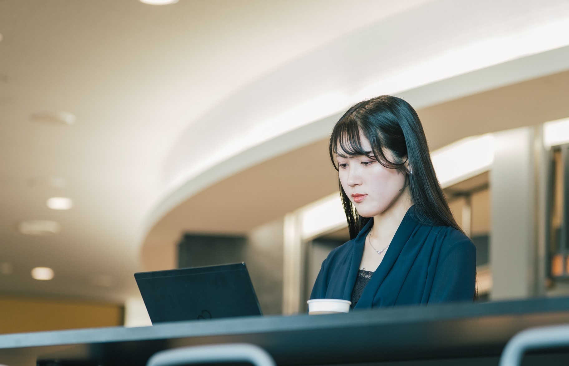 パソコンで仕事をしている様子