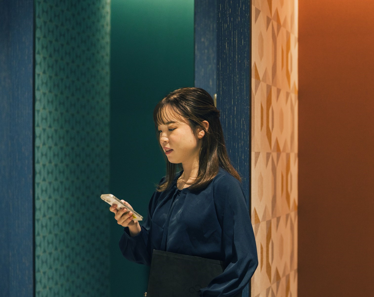 携帯で情報をチェックする様子