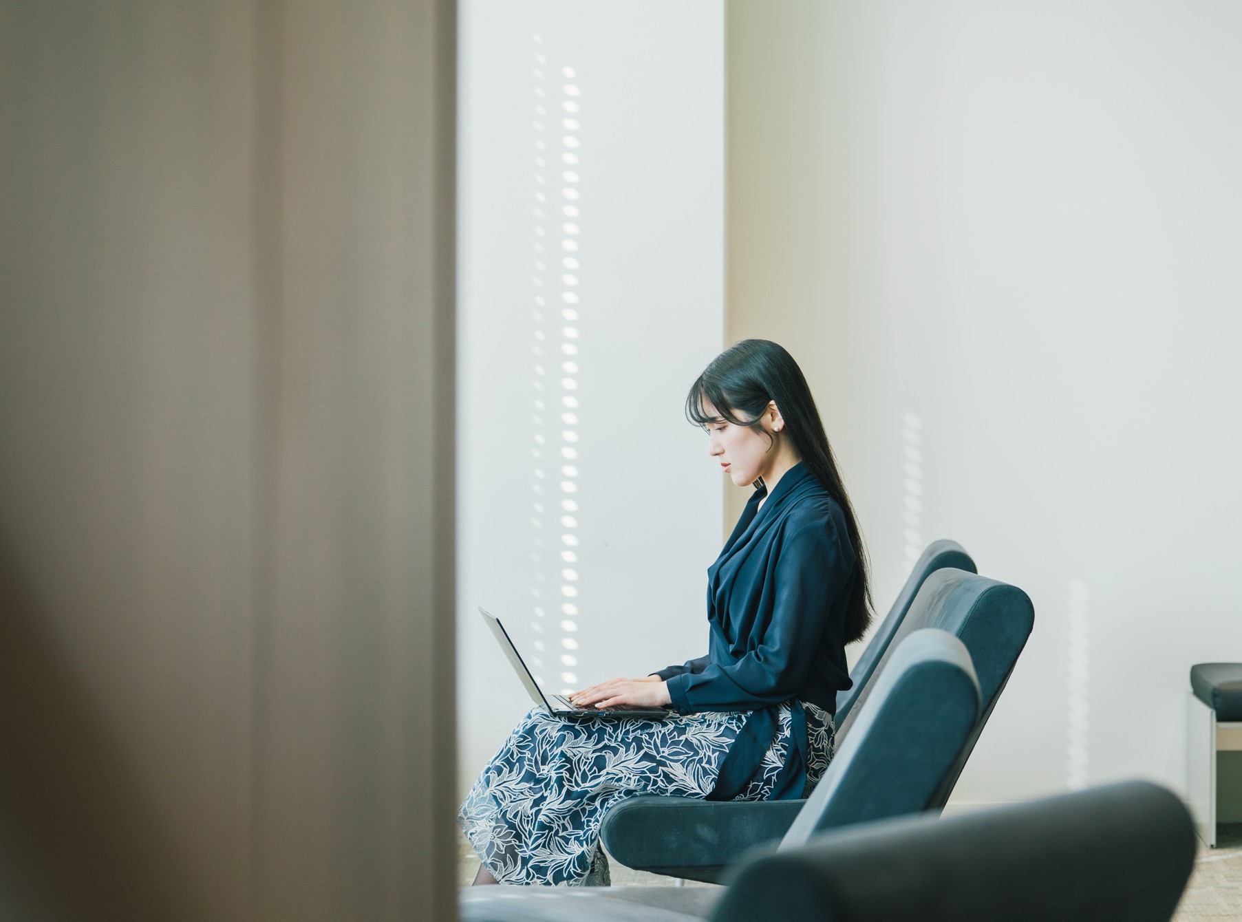 椅子に座って仕事をしている様子