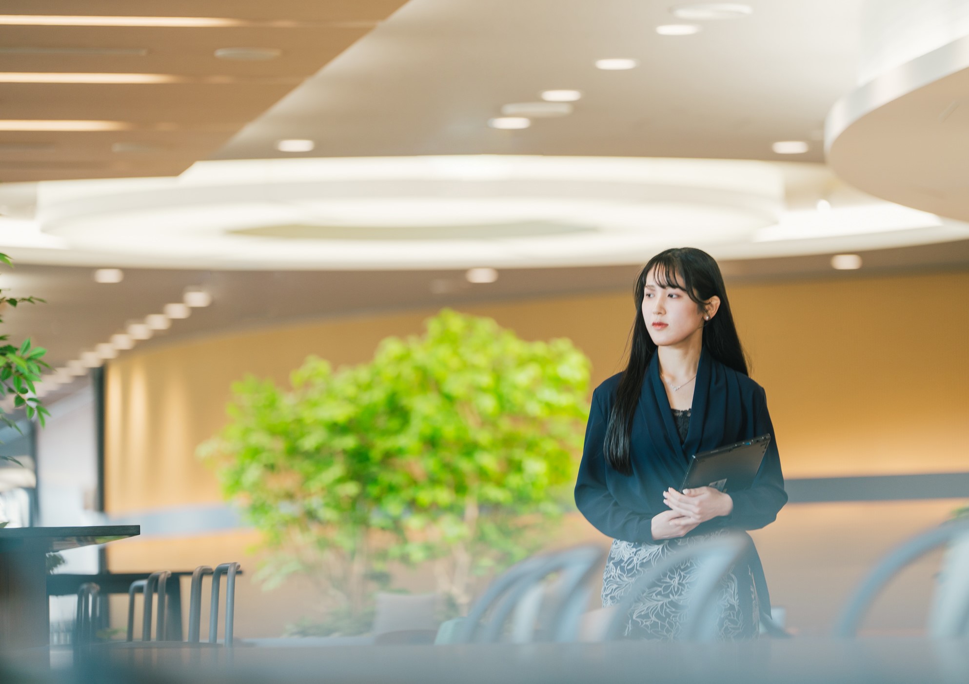 オフィスを歩いている様子