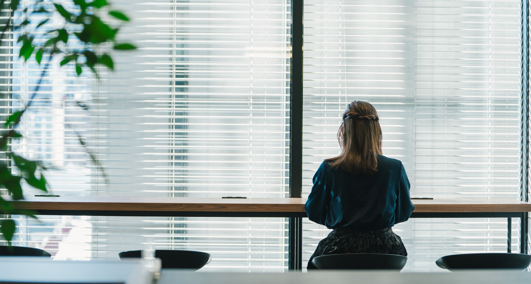 仕事をしている背中姿