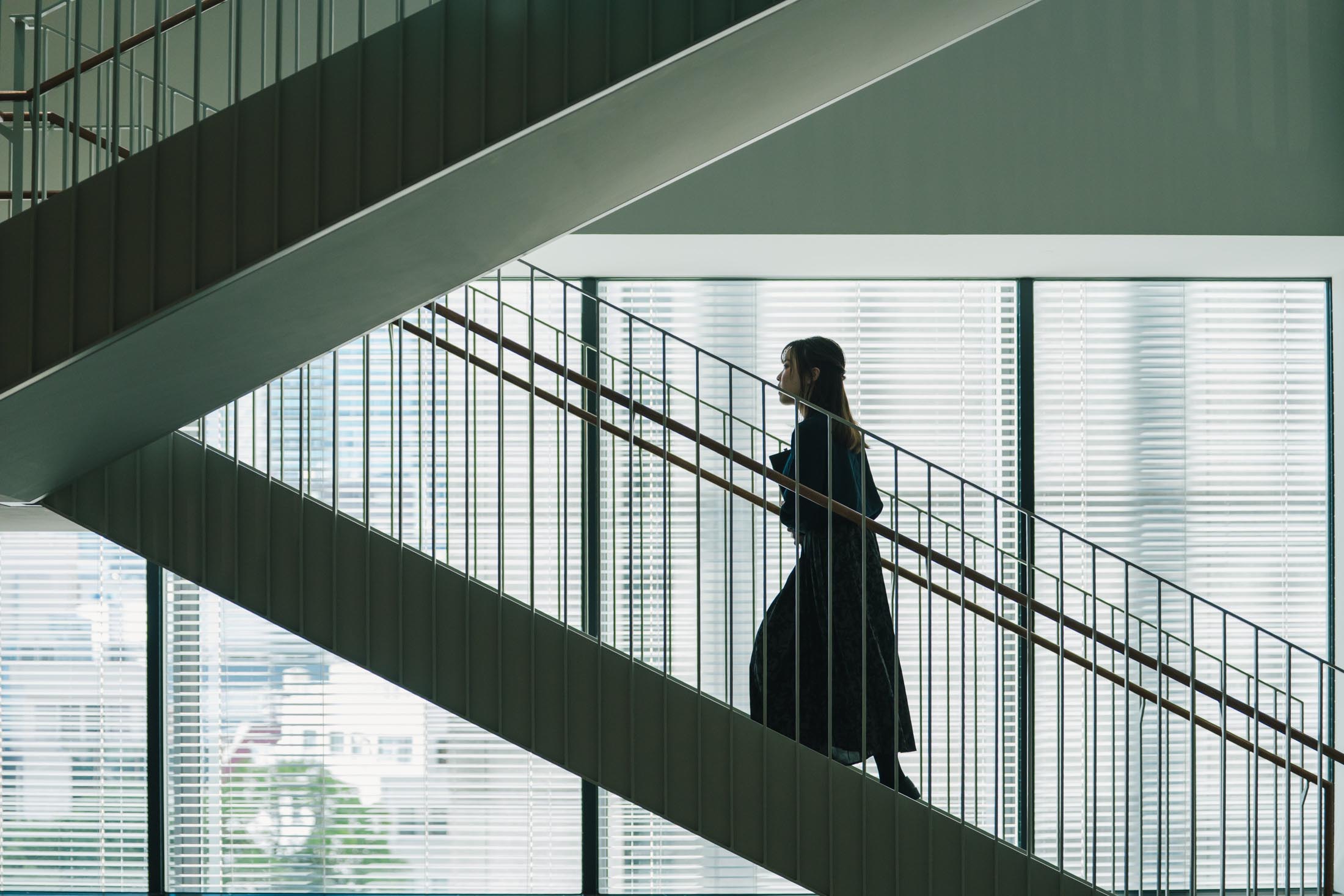 階段を上る様子