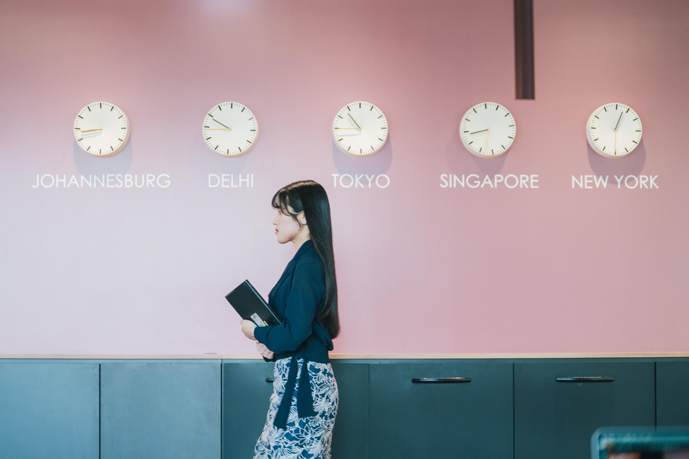 世界時計の前を歩いている様子