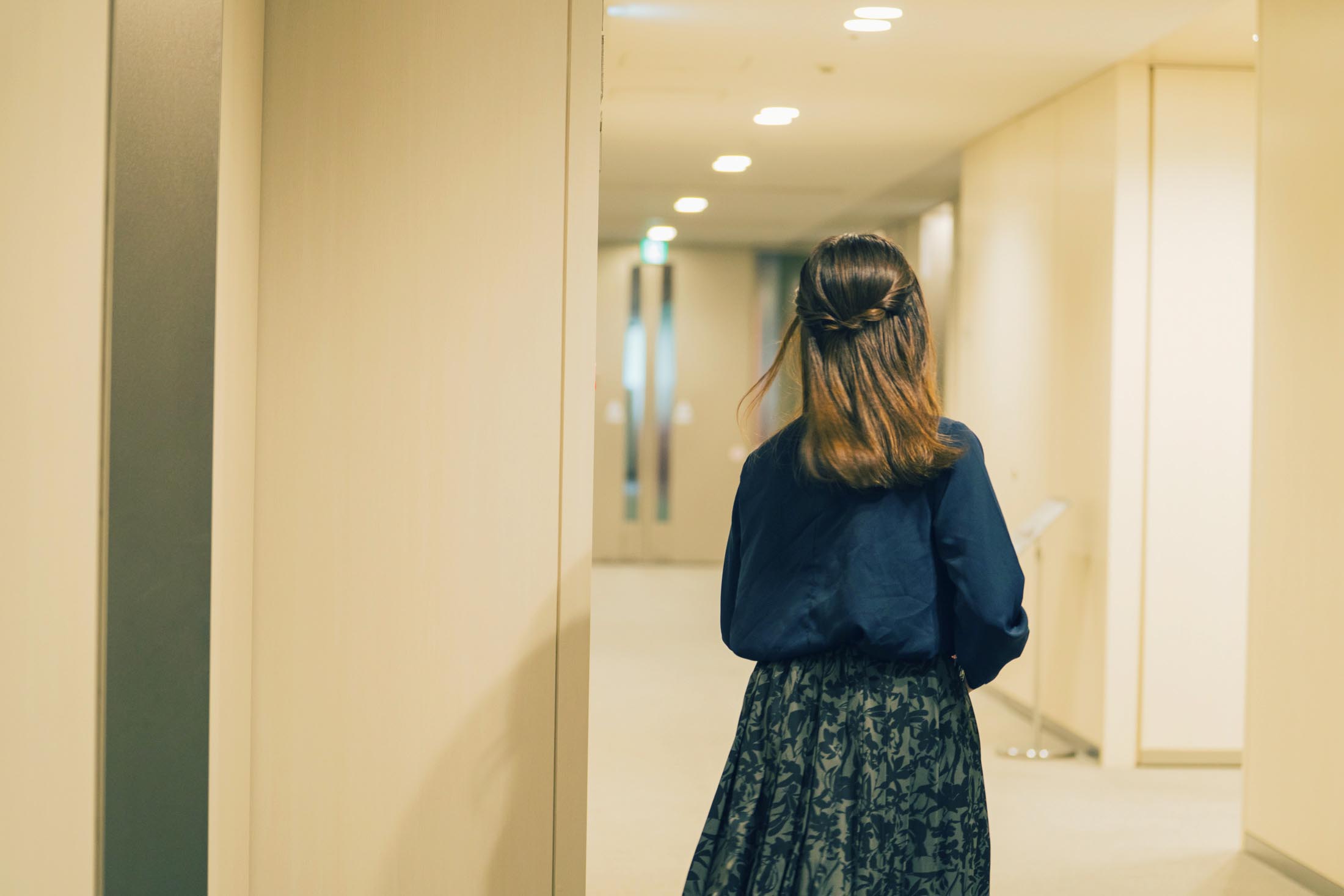 廊下を歩いている様子